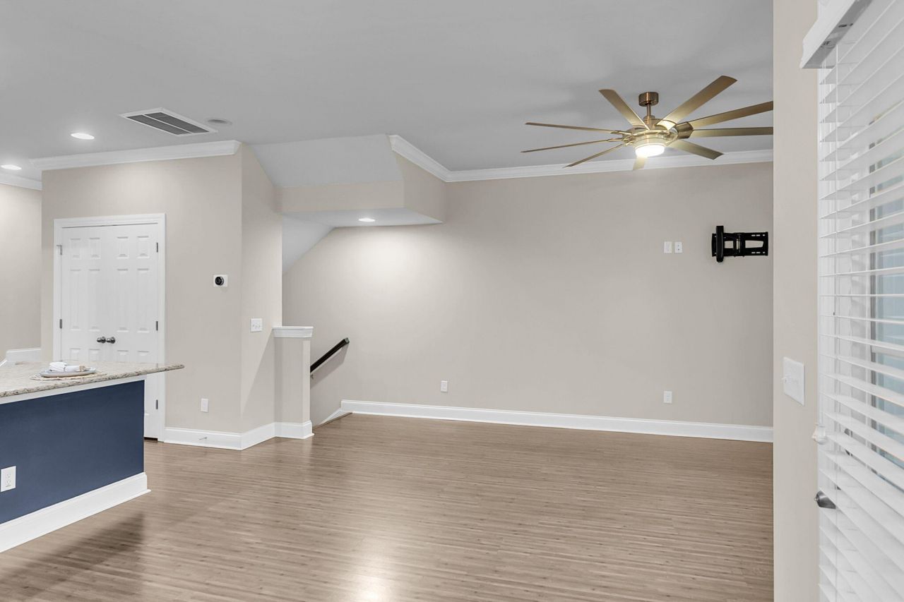 4017 Hartland Street Photo 8