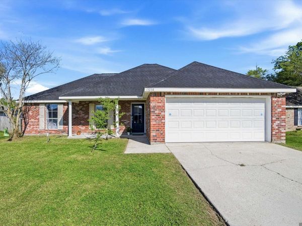 15258 E Bayou Dr, Prairieville, LA 70769