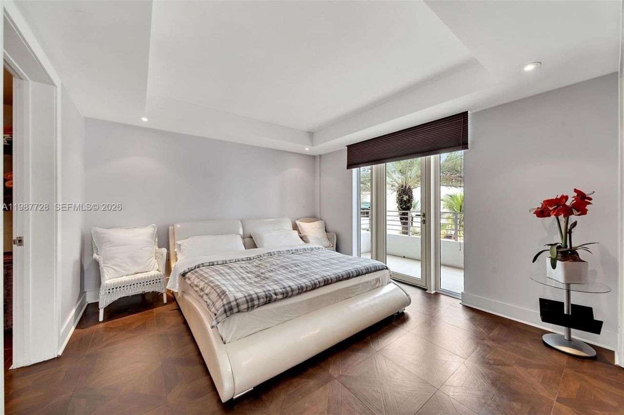 448 Ocean Dr , Unit 302, Miami Beach, FL 33139 Photo