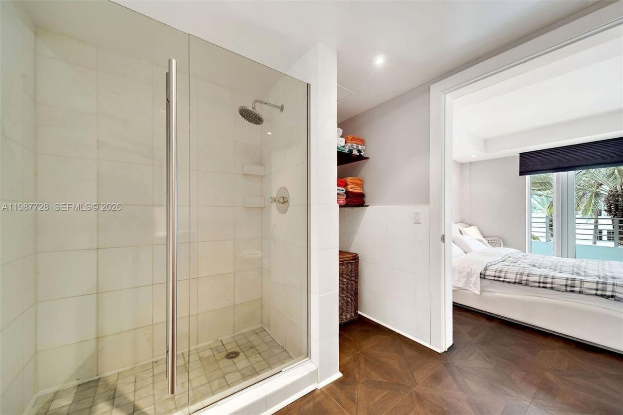 448 Ocean Dr , Unit 302, Miami Beach, FL 33139 Photo