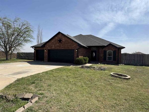 33 SW Bradford Ln, Lawton, OK 73505