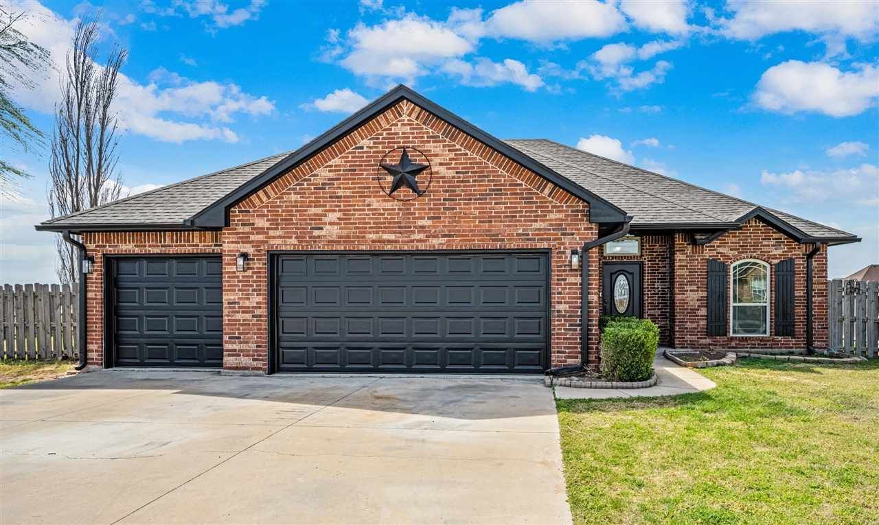 33 SW Bradford Ln, Lawton, OK 73505 Main Photo