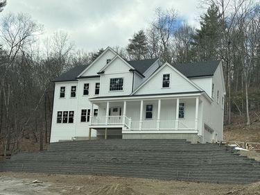 99 W River St, Upton, MA 01568