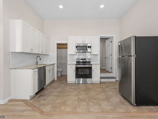 129 Main St, Unit 3, Bloomingdale, NJ 07403