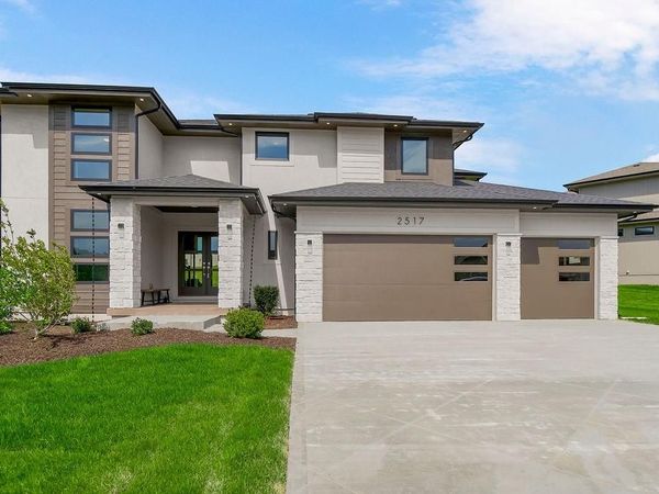 2517 NE Woodland Oak Circle, Lee's Summit, MO 64086