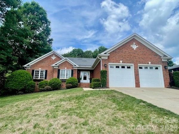 4945 Brookridge Drive NE, Hickory, NC 28601