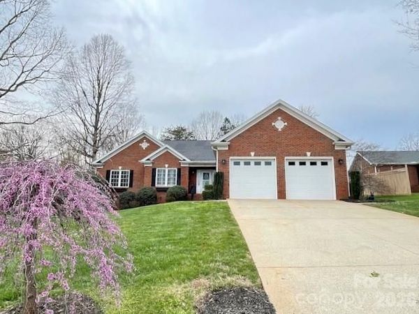4945 Brookridge Drive NE, Hickory, NC 28601