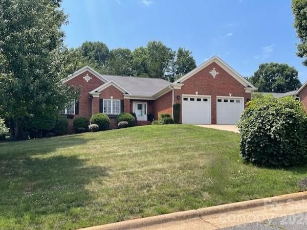 4945 Brookridge Drive NE, Hickory, NC 28601