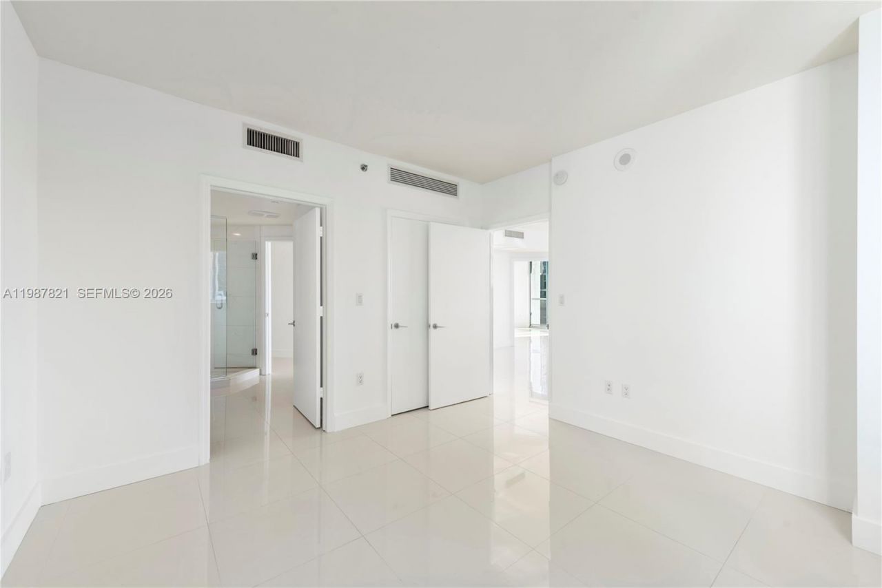 500 Brickell Ave , Unit 1402, Miami, FL 33131 Photo