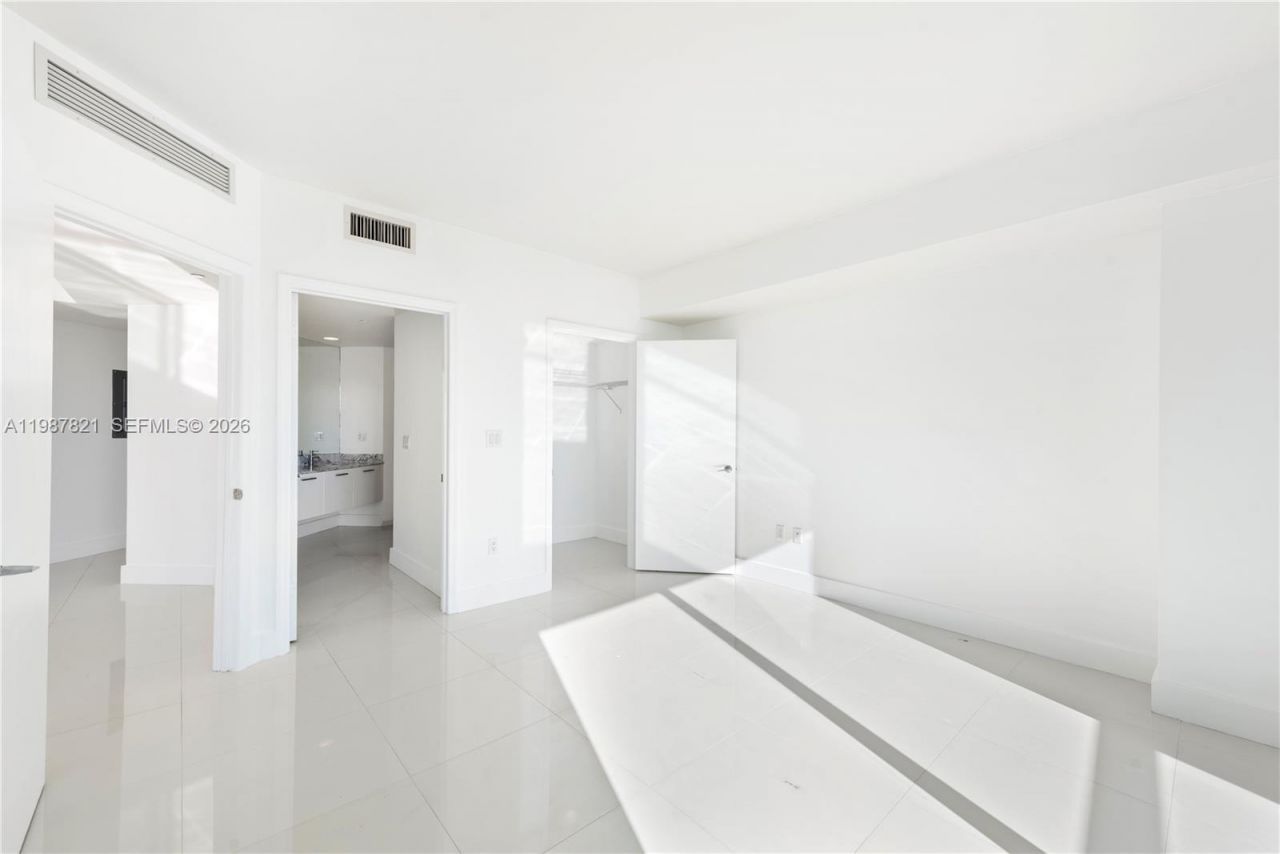 500 Brickell Ave , Unit 1402, Miami, FL 33131 Photo