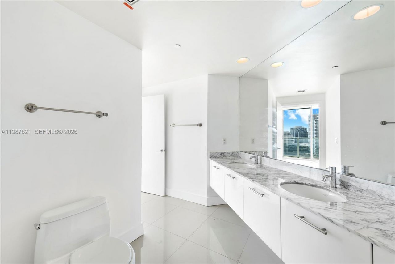 500 Brickell Ave , Unit 1402, Miami, FL 33131 Photo