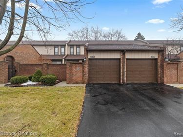 1215 Kirts Boulevard, Troy, MI 48084