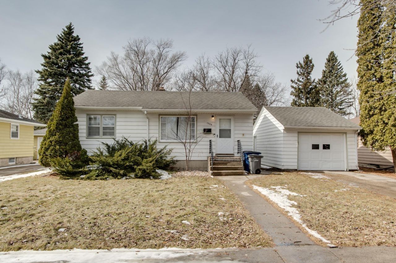 1305 12th Street S, Moorhead, MN 56560 Main Photo