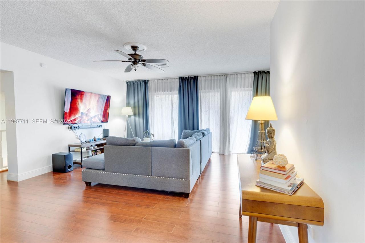 8390 N Missionwood Cir , Unit D-18, Miramar, FL 33025 Photo