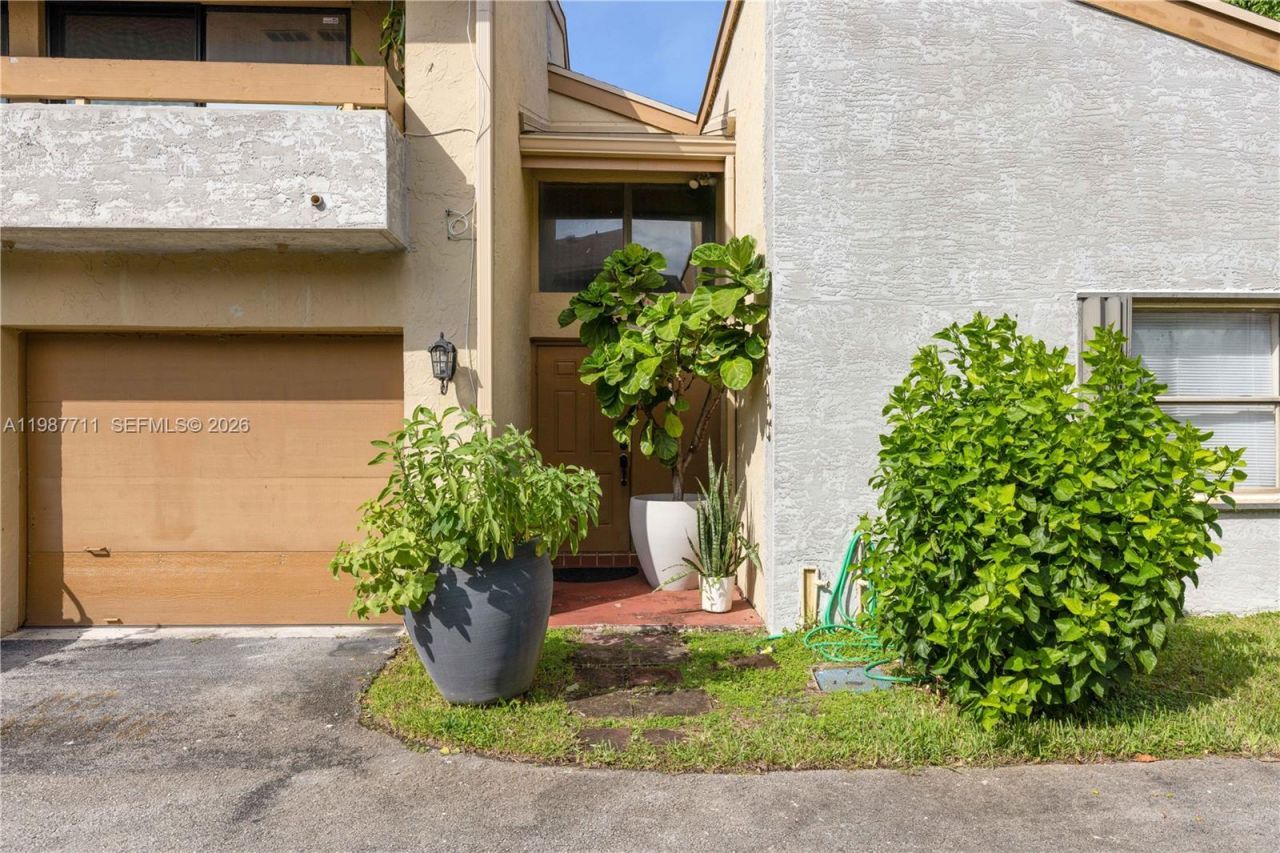 8390 N Missionwood Cir , Unit D-18, Miramar, FL 33025 Photo