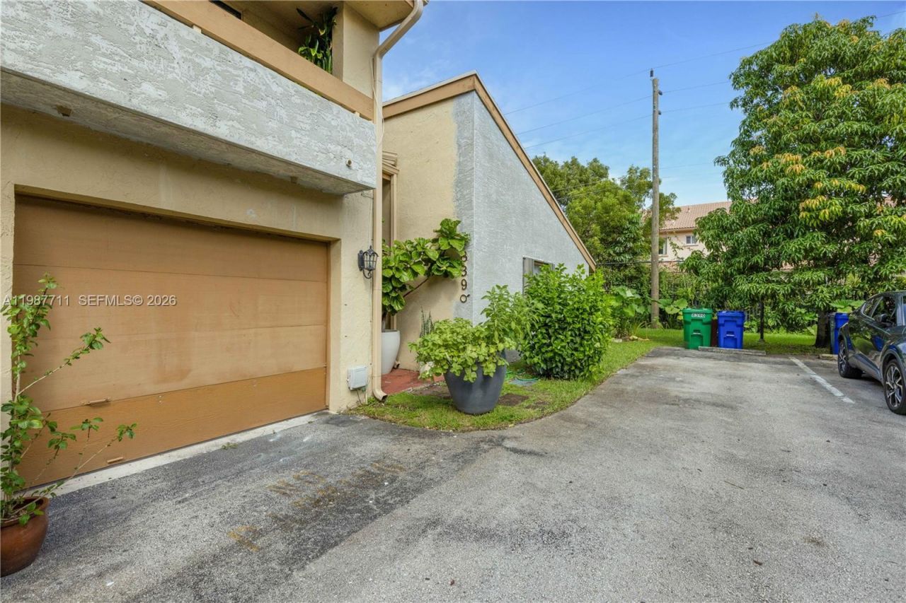 8390 N Missionwood Cir , Unit D-18, Miramar, FL 33025 Photo