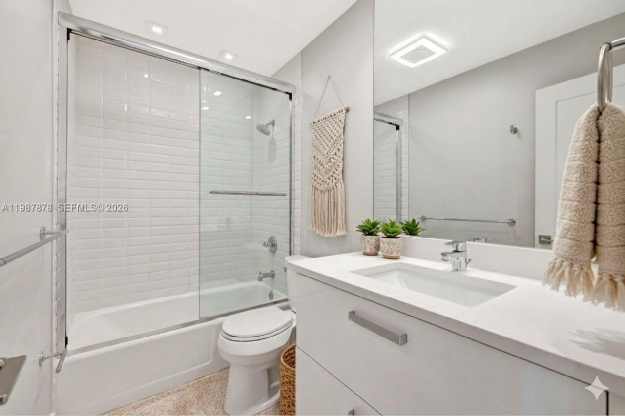 2190 NE 51 Court, Unit 204, Fort Lauderdale, FL 33308 Photo