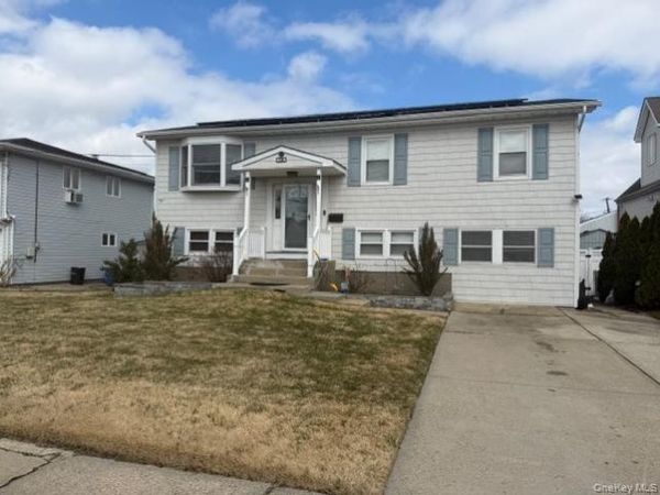 16 W Marine Avenue , Lindenhurst, NY 11757