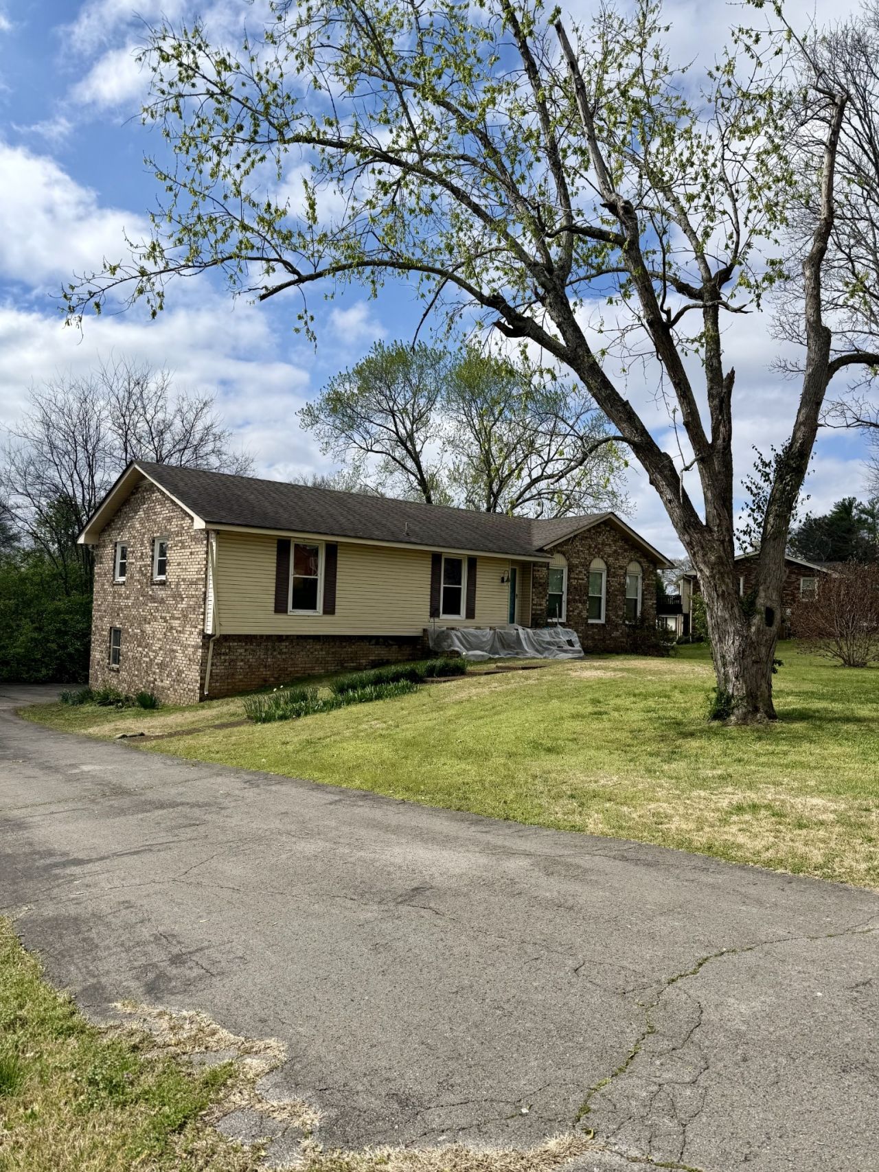 1025 Woodmont Dr, Gallatin, TN 37066 Main Photo