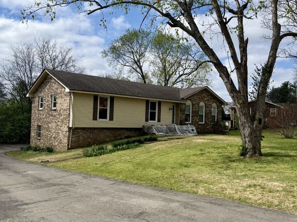 1025 Woodmont Dr , Gallatin, TN 37066