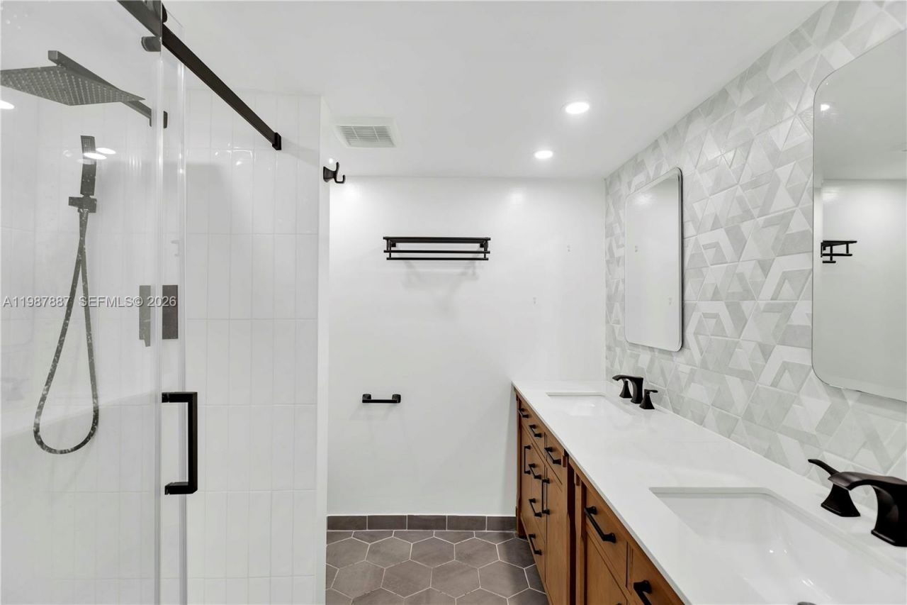 13499 Biscayne Blvd, Unit 613, North Miami, FL 33181 Photo