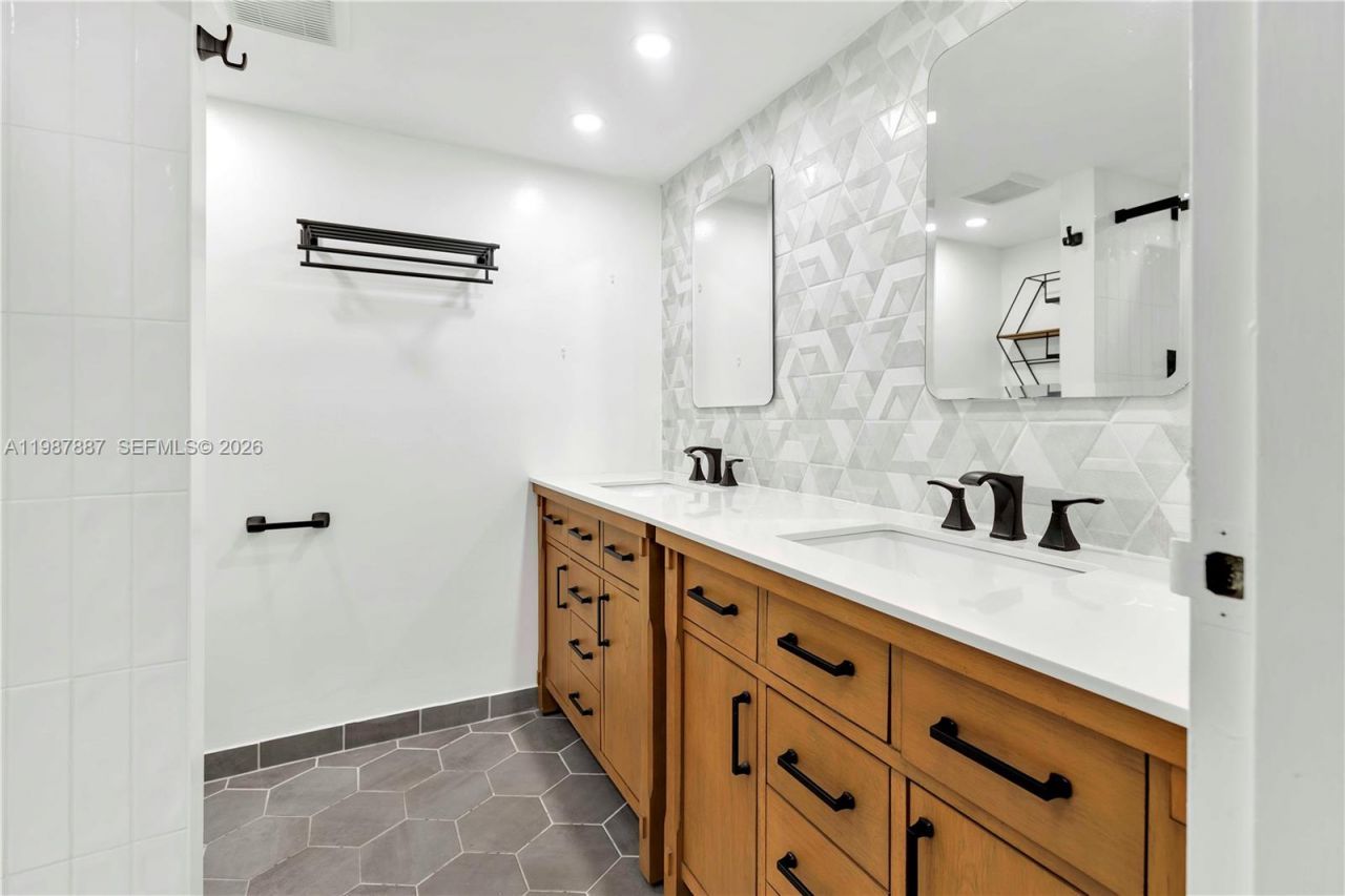 13499 Biscayne Blvd, Unit 613, North Miami, FL 33181 Photo