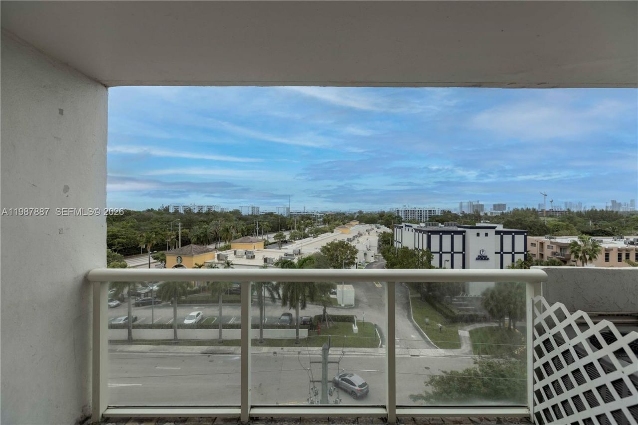 13499 Biscayne Blvd , Unit 613, North Miami, FL 33181 Photo