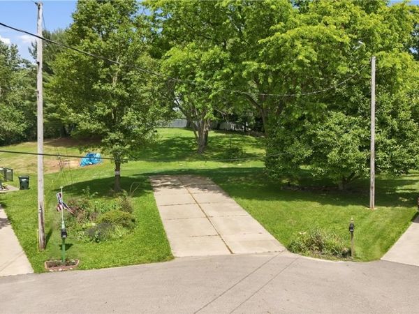 7622 Marelis Avenue NE, Canton, OH 44721