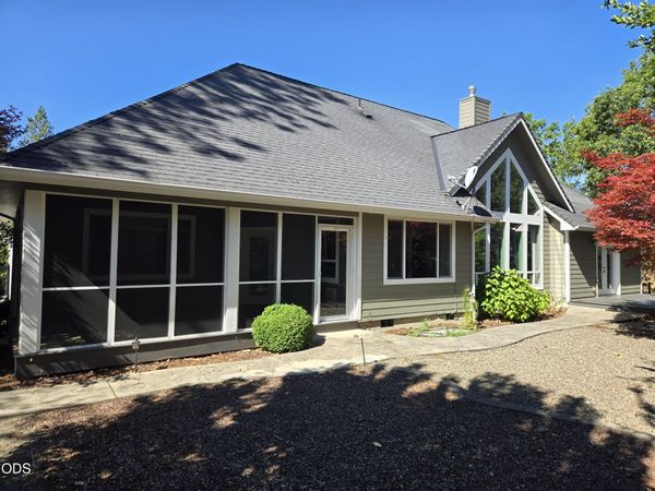 1868 NW F Street, Grants Pass, OR 97526