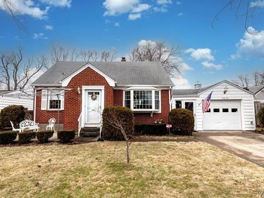 44 Pinevale Court, Buffalo, NY 14225