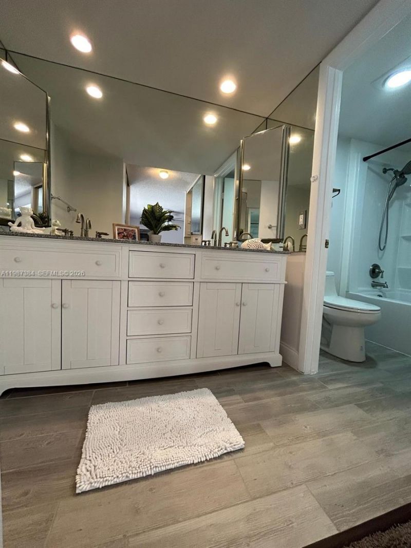 1700 Embassy Dr, Unit 204, West Palm Beach, FL 33401 Photo