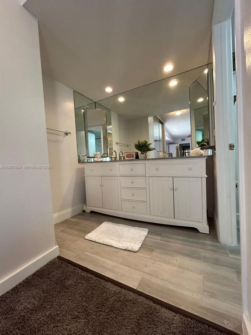 1700 Embassy Dr, Unit 204, West Palm Beach, FL 33401 Photo