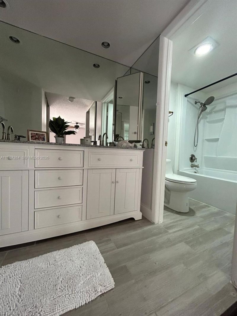 1700 Embassy Dr, Unit 204, West Palm Beach, FL 33401 Photo