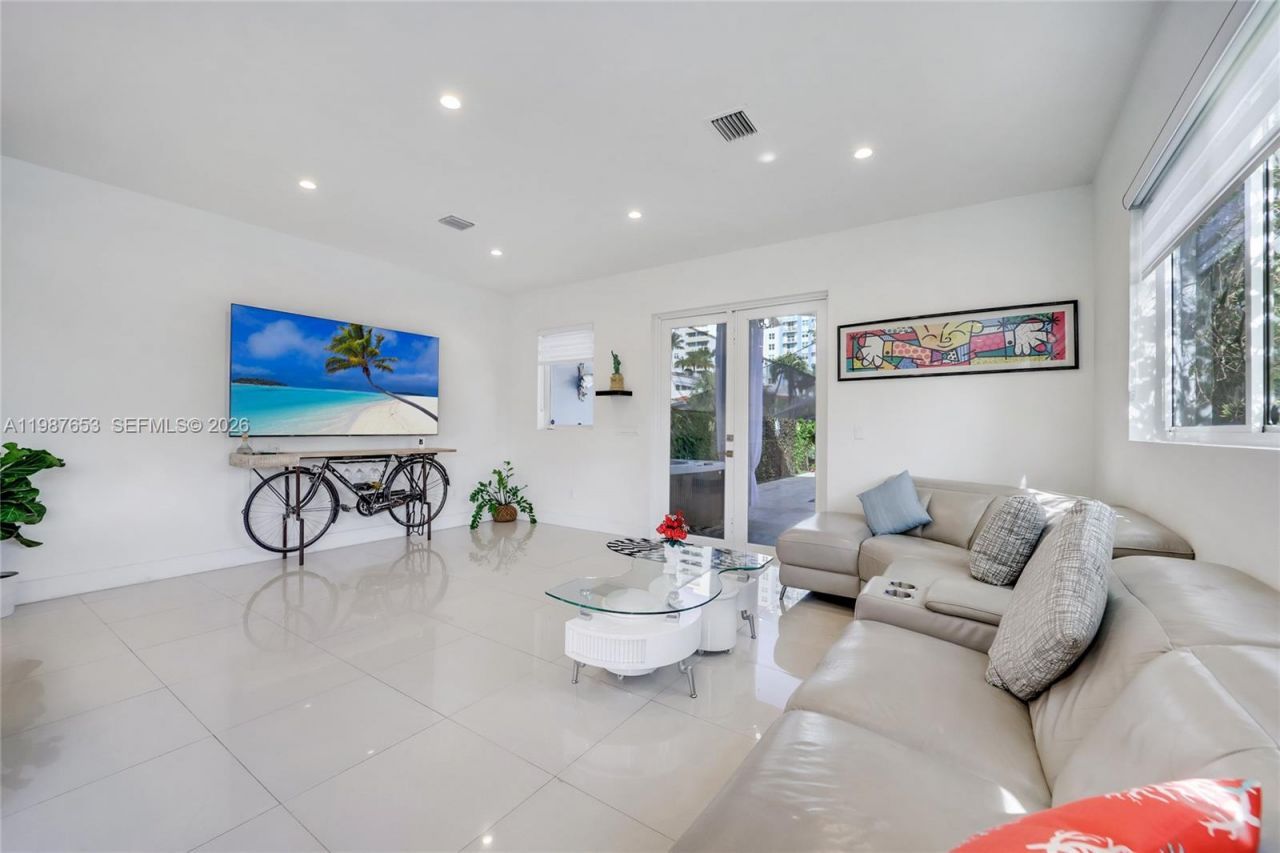 2943 SW 23rd St , Miami, FL 33145 Photo