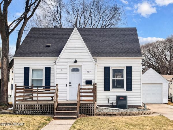 907 9TH Street , Grand Forks, ND 58201