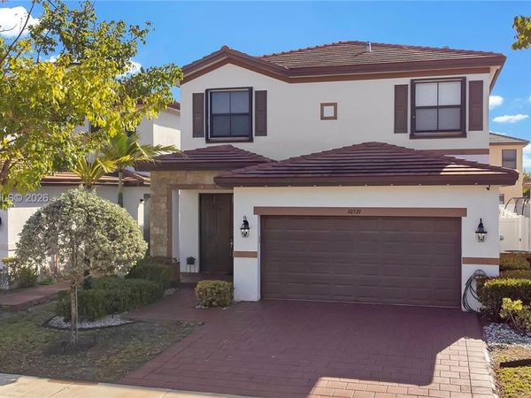 10521 W 35th Way, Hialeah, FL 33018