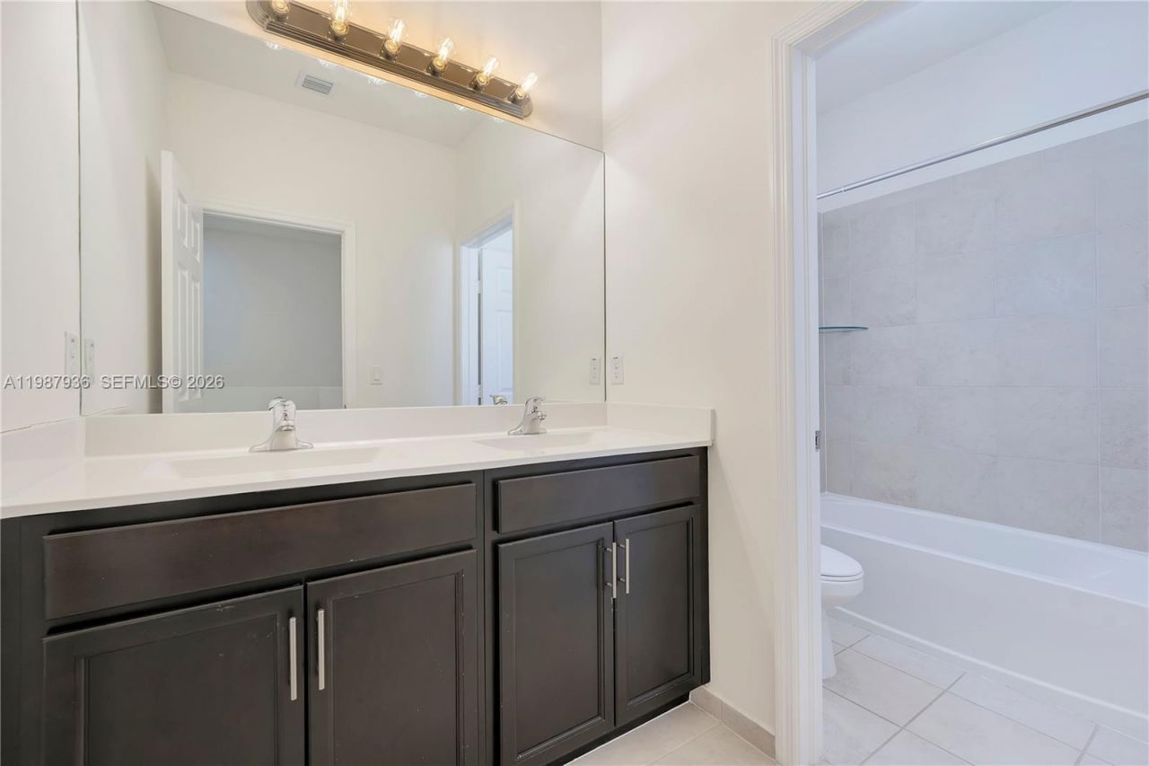 10521 W 35th Way, Hialeah, FL 33018 Photo