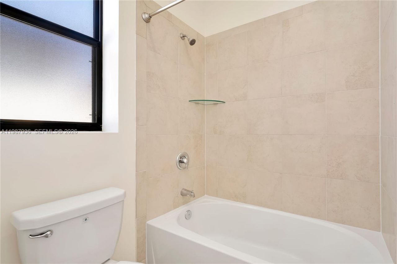 10521 W 35th Way, Hialeah, FL 33018 Photo