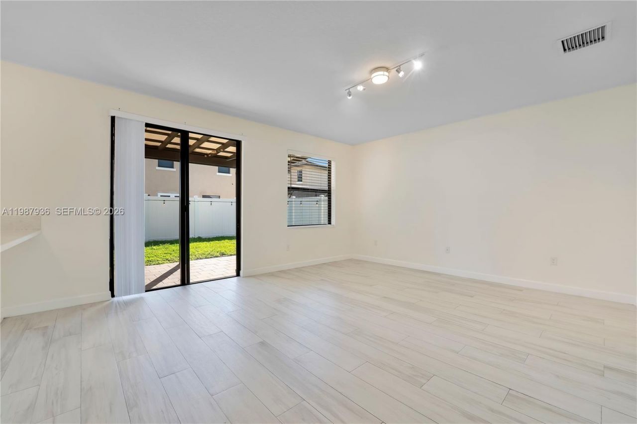 10521 W 35th Way, Hialeah, FL 33018 Photo