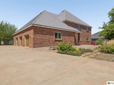 6525 Rolling Hills Court, Lincoln, NE 68512