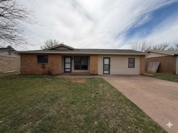 911 W Louisa Avenue, Iowa Park, TX 76367