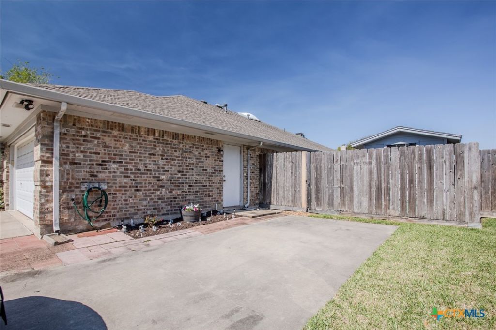 621 Brocton Street, Victoria, TX 77904 Main Photo