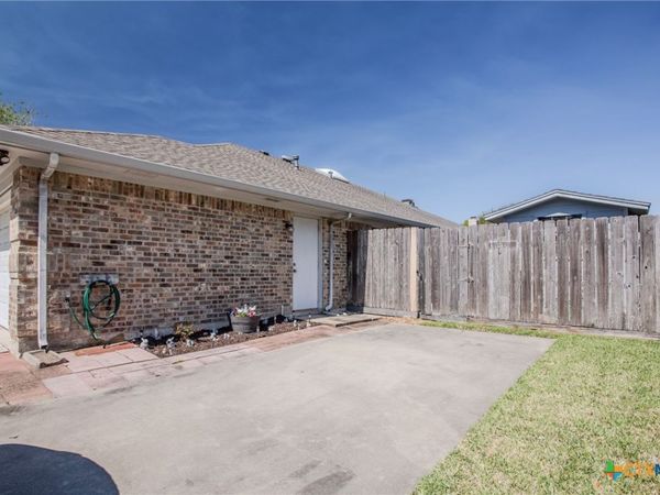 621 Brocton Street, Victoria, TX 77904