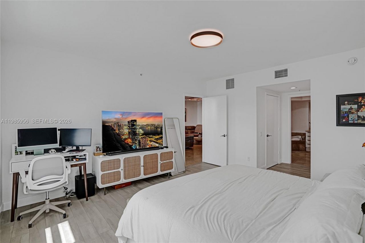 14951 Royal Oaks Ln , Unit 803, North Miami, FL 33181 Photo