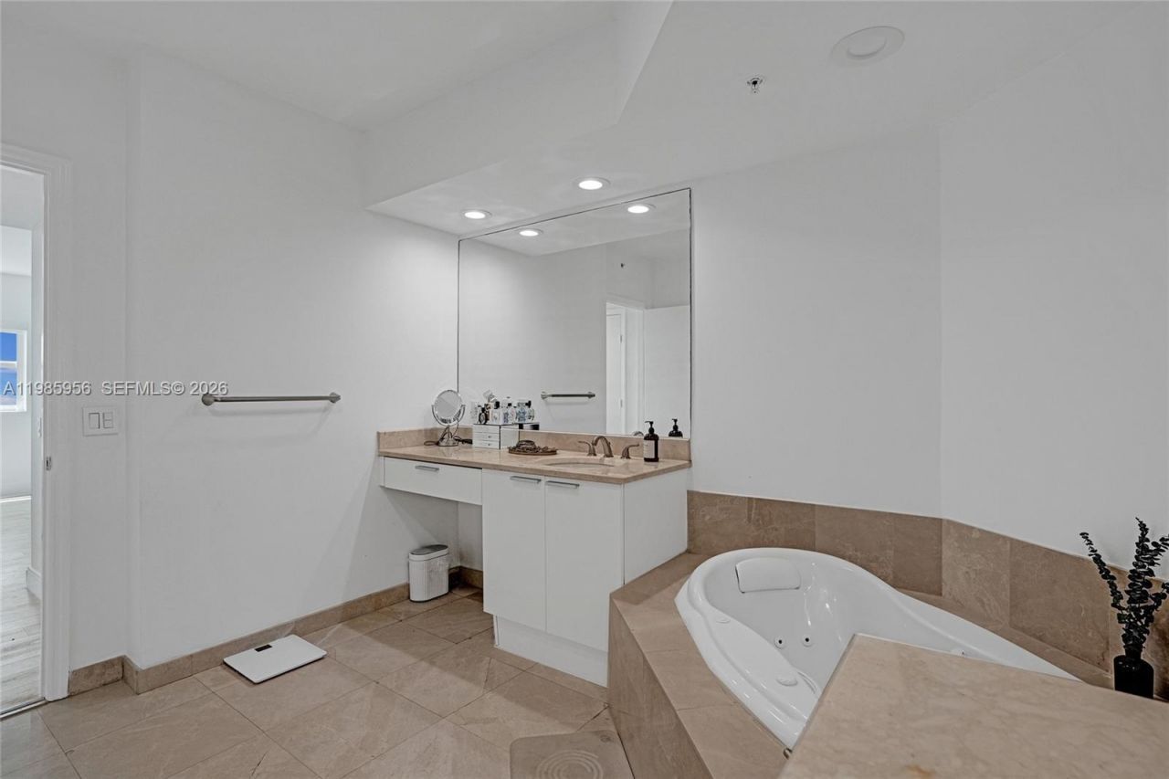 14951 Royal Oaks Ln , Unit 803, North Miami, FL 33181 Photo