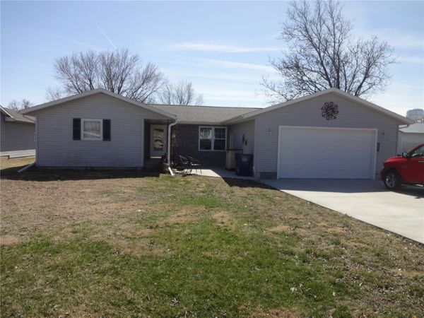 706 E Hilton St, Marengo, IA 52301