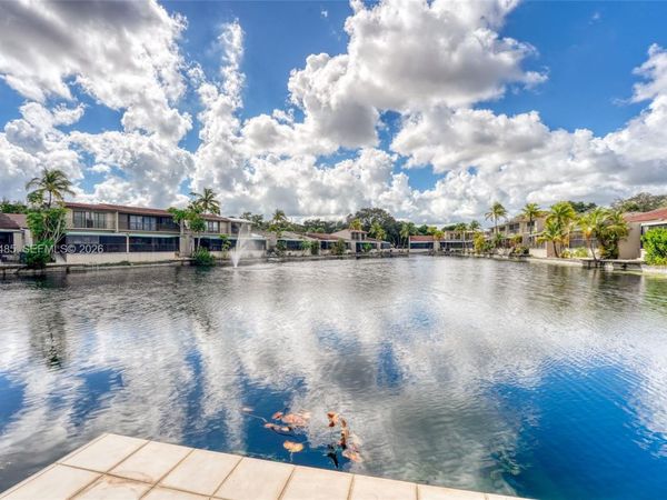 8352 Dundee Ter , Miami Lakes, FL 33016