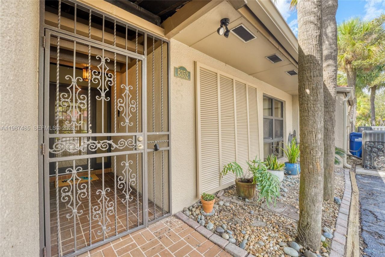 8352 Dundee Ter, Miami Lakes, FL 33016 Photo