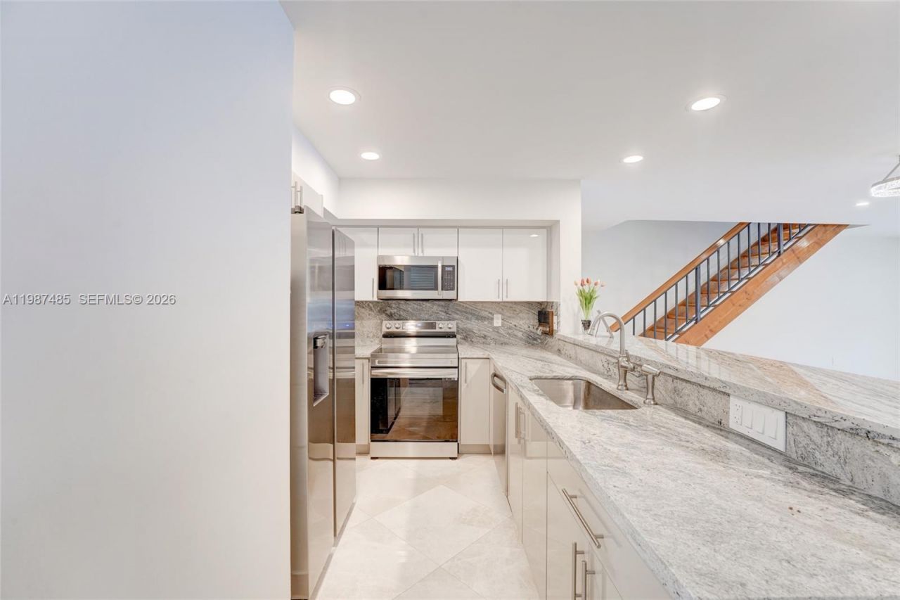 8352 Dundee Ter , Miami Lakes, FL 33016 Photo