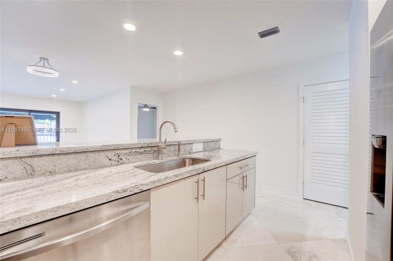 8352 Dundee Ter, Miami Lakes, FL 33016 Photo